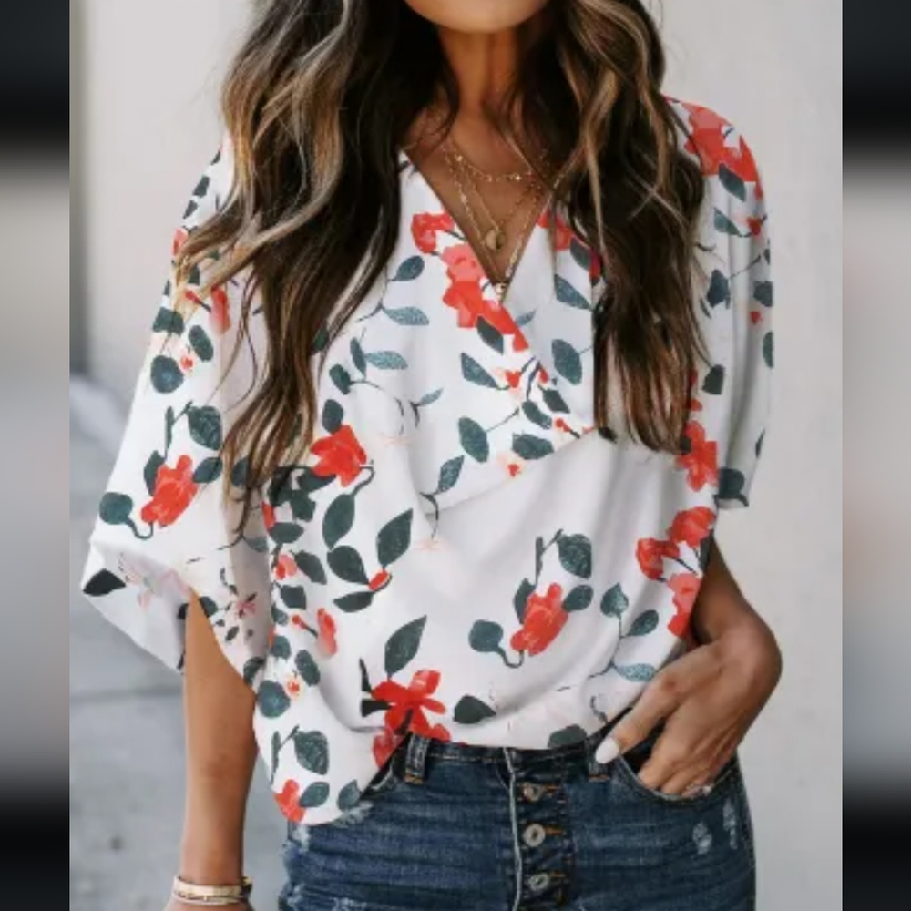 ♥️New White floral drape vneck top - Picture 4 of 8